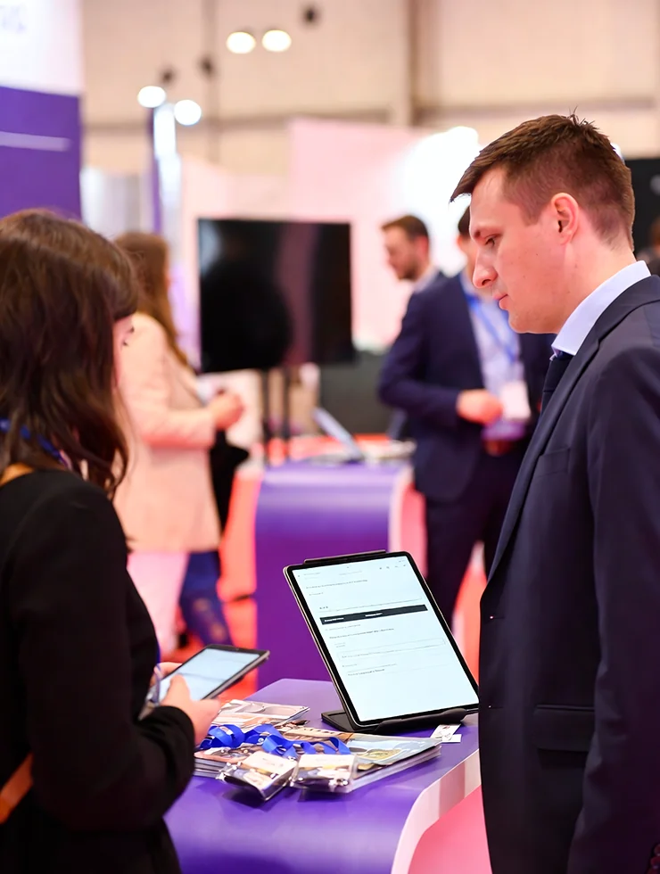 Работа менеджеров со посетителями на стенде аграрной выставки