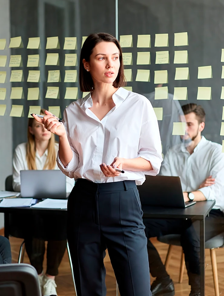 Команда клиента обсуждает цели и аудиторию для брифа в агентство