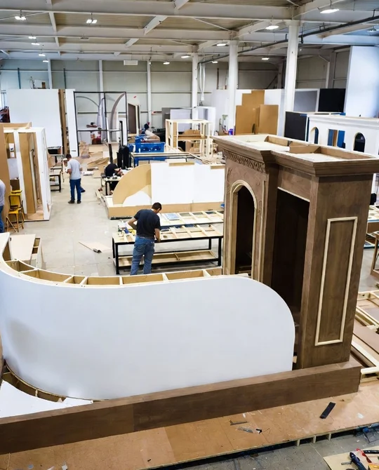 3D-визуализация стенда с выделенными зонами бренда и переговорной